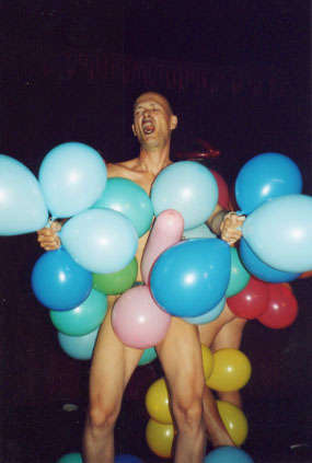 Venez  m'&eacute;clater mes ballons  Photo Jaggi